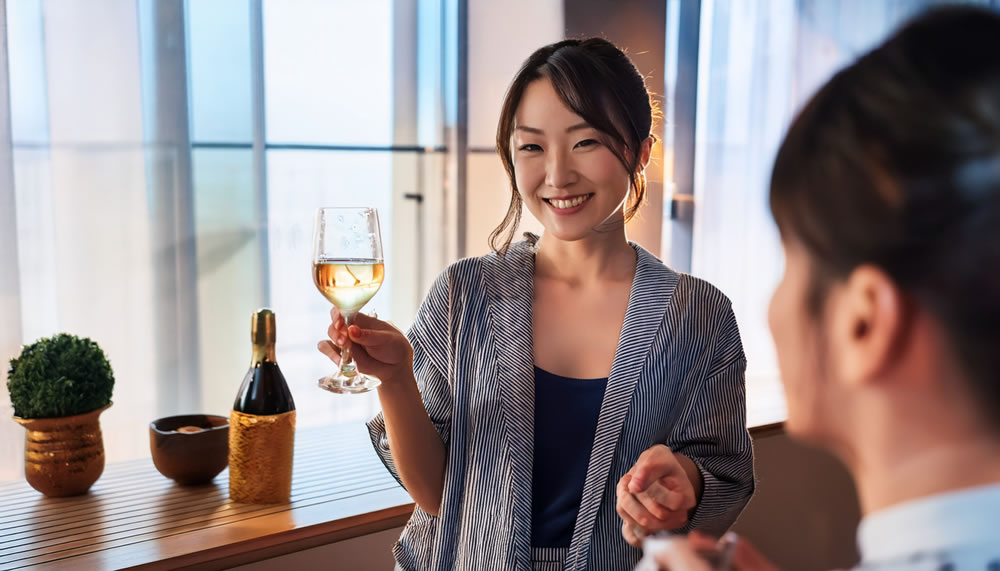 一人暮らしの女性宅でのサシ飲み - 男性を誘う方法と注意点